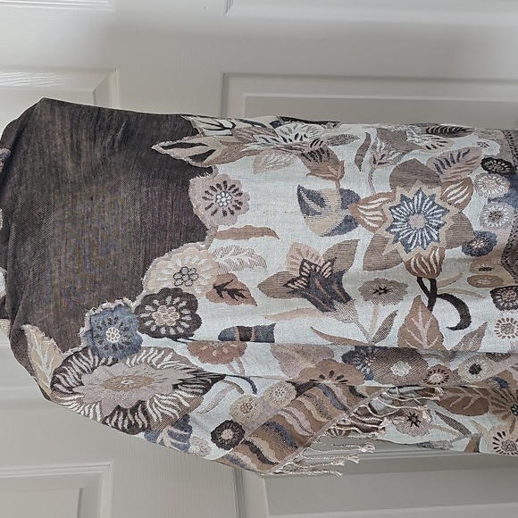 NWT Vince Camuto Beige Floral Scarf with Fringe - Picture 2 of 16